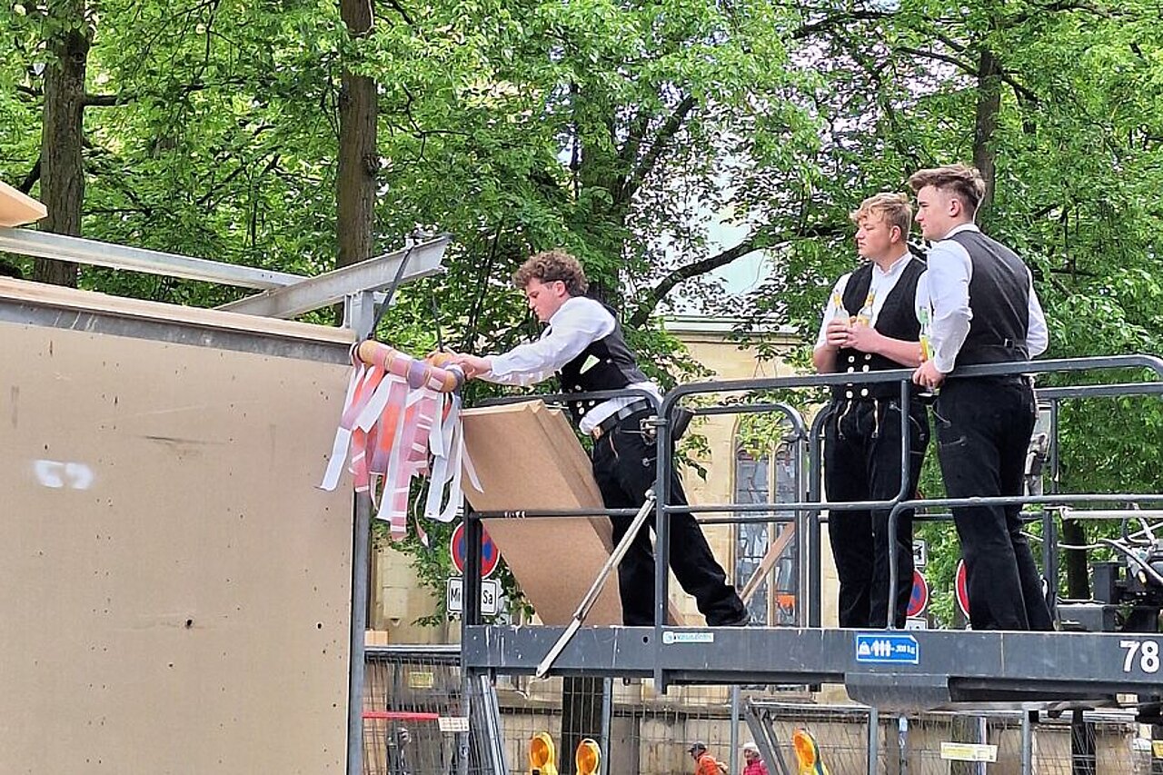Richtfest am Re-Use-Pavillon kreisl Kiste mit Auszubildenden auf einer Arbeitsbühne in Münster