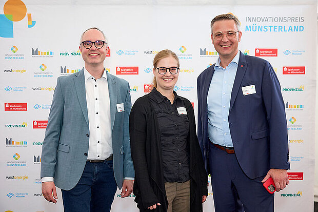 Brüninghoff Group beim Innovationspreis Münsterland 2026 Vertreter der Brüninghoff Group beim Innovationspreis Münsterland 2026 vor einer Veranstaltungswand, v.l.n.r Dr. Jan Wenker, Dr. Franziska Struck, Frank Steffens