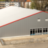 Tennishalle in Berlin mit Gebäudehülle aus ISO-Paneelen Außenansicht einer Tennishalle mit hybrider Konstruktion und ISO-Paneel-Fassade