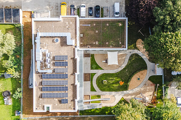 Drohnenansicht Flachdach mit PV-Anlage und Dachbegrünung der Kita Zauberwelt in Heiligenhaus
