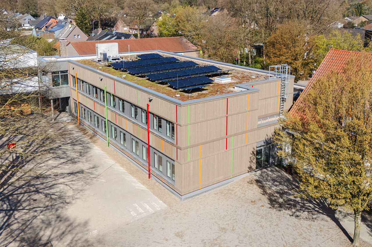 Schulneubau in Holzbauweise mit Gründach und Photovoltaikanlage