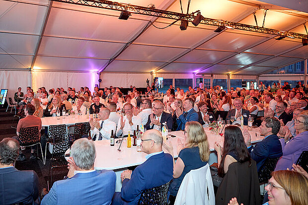 Atmosphäre bei der Preisverleihung des Innovationspreises Münsterland 2026 Gäste bei der Verleihung des Innovationspreises Münsterland 2026 im Festzelt in Münster