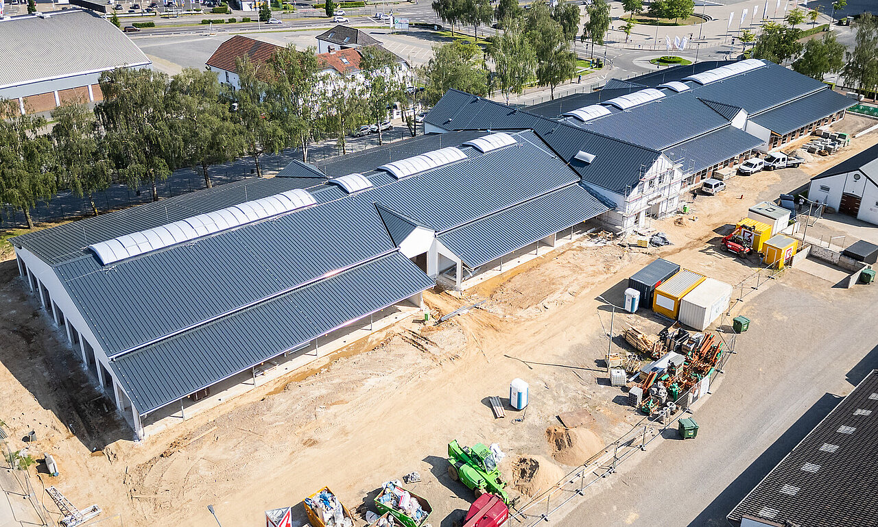 Luftaufnahme des Stallgebäudes für die FEI World Championships Aachen 2026 während der Bauphase mit Dachflächen