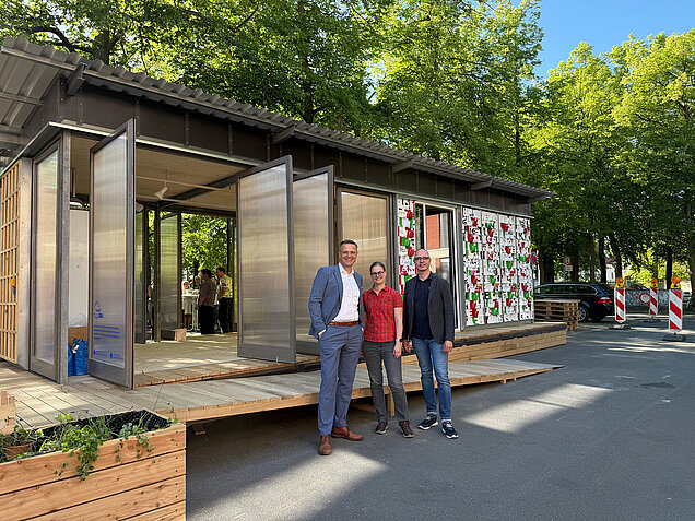 Frank Steffens, Franziska Struck und Dr. Jan Wenker vor dem geöffneten Re-Use-Pavillon kreisl Kiste