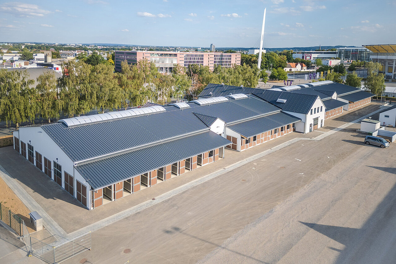 Luftaufnahme des 4.200 Quadratmeter großen Stallkomplexes mit mehreren Stalltrakten