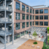Erweiterungsbau der Jahnschule Krefeld mit Holzfassade, Außentreppe und Pausenhof